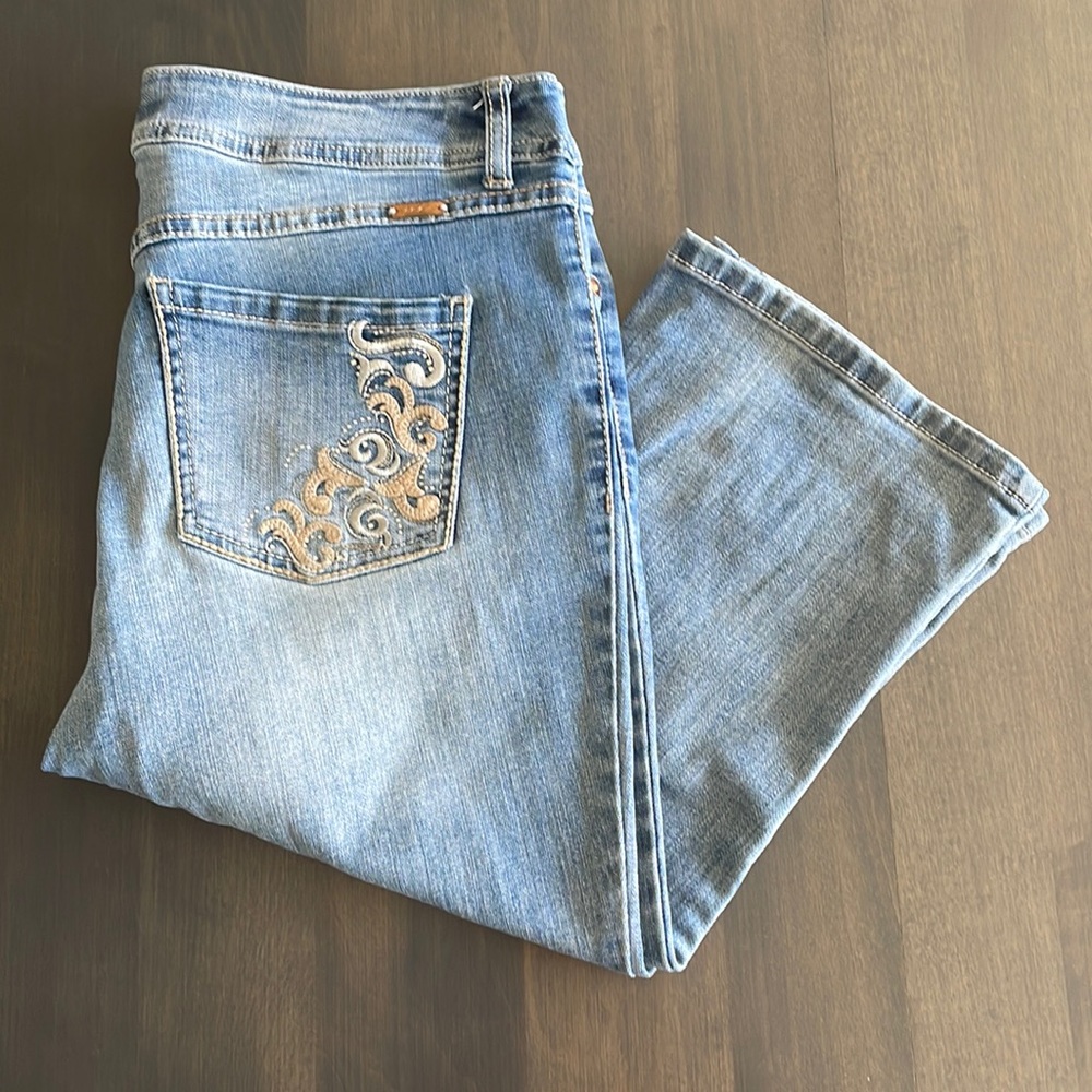 INC Women’s Cropped Denim Jeans Size 10 Curvy Fit Light Blue Embroidered Pocket